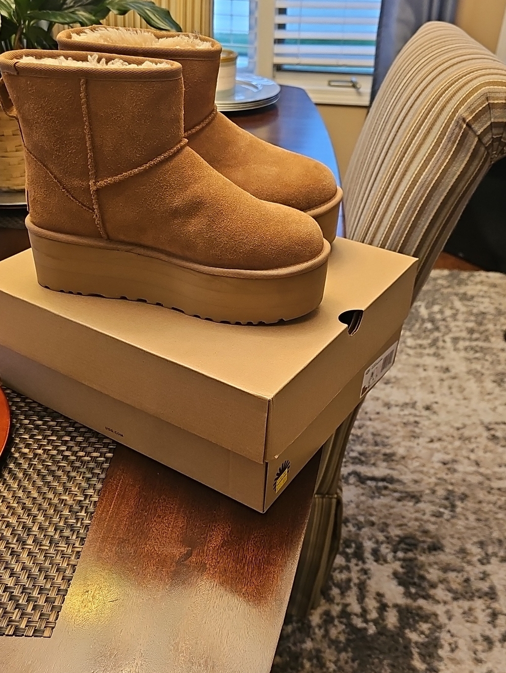 UGG Chestnut W Classic Mini Platform  SIZE 8 No Scuffs Worn Once
